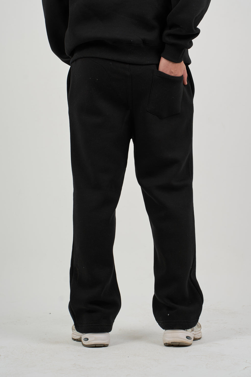 BLACK SWEAT PANTS